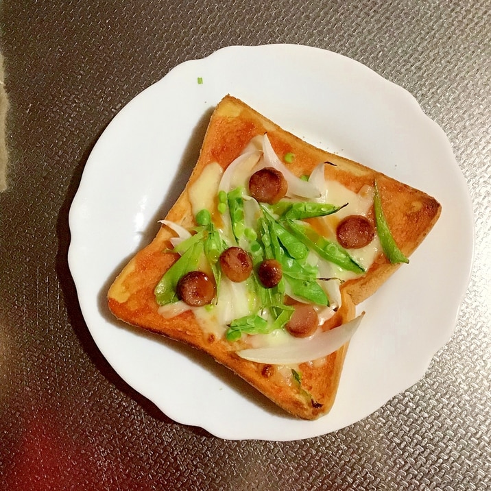 絹さやとウインナーと玉ねぎのピザトースト。